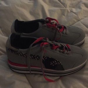 Women’s puma sneakers size 8us
